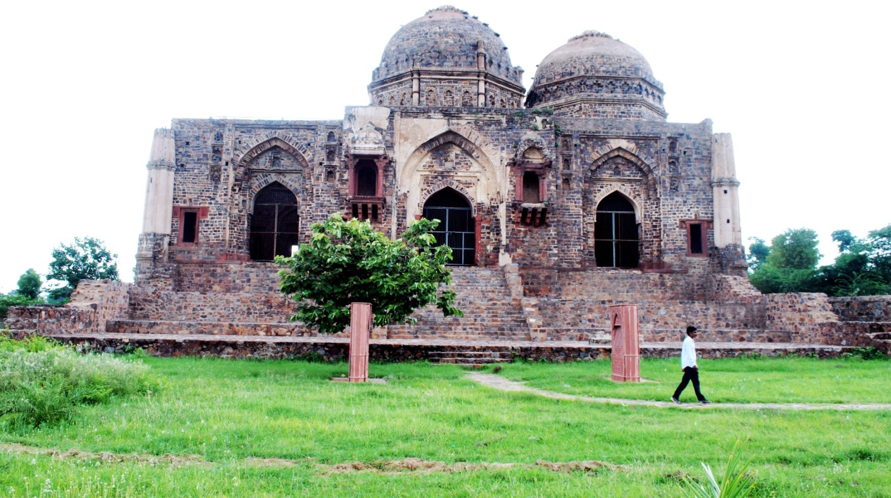 लाल मस्जिद, तिजारा